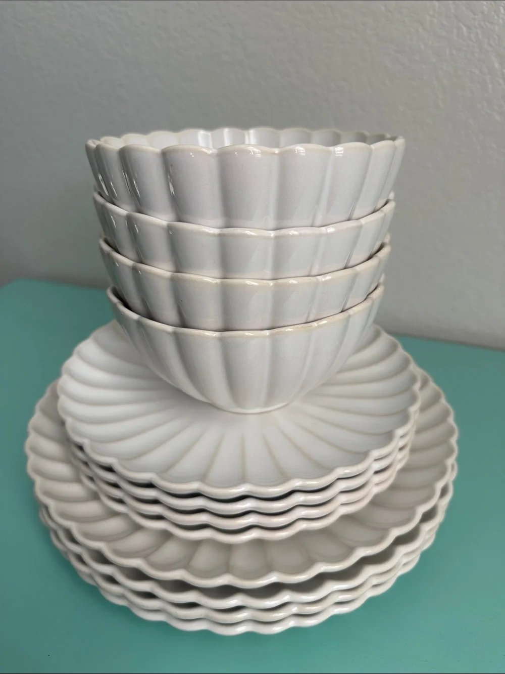 The Pioneer Woman Colette 12-Piece Stoneware Dinnerware Set in Cream-brand new